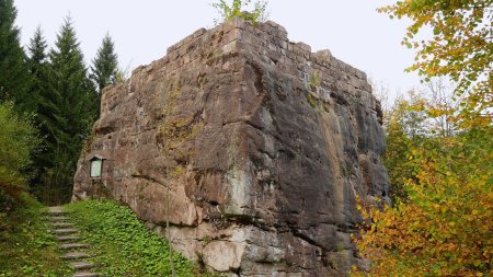 Le rocher de grès qui supporte les vestiges de la forteresse.
