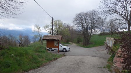 Parking à l’entrée du hameau des Achards