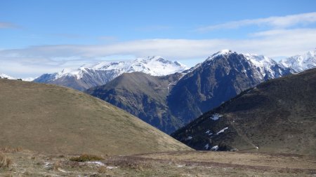 Vue au nord sur le mini massif du Rochail et l’Arcanier (Ecrins)