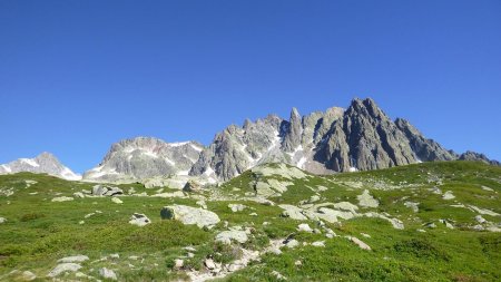 Le massif des Aiguilles Rouges avec celle du Belvédère (2965m), complètement à gauche