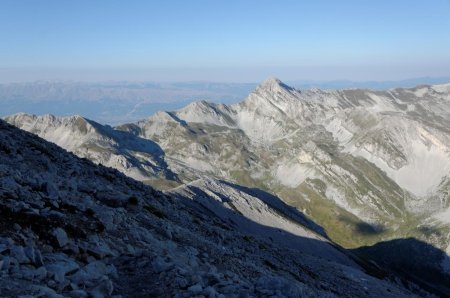 Le Pizzo Cefalone (2533 m) et le massif du Monte Velino dans le lointain