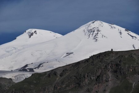 Zoom sur les sommets Ouest (à gauche, 5642 m) et Est (à droite, 5621 m) de l’Elbrouz