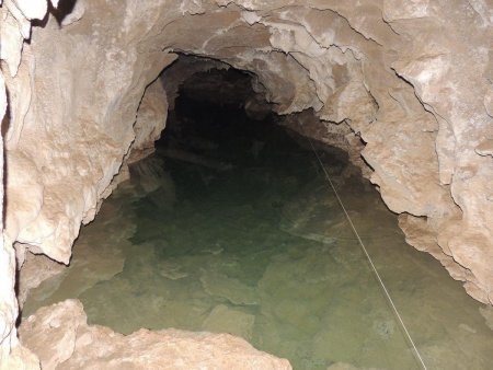 Jusqu’au siphon. Celui permettrait de rejoindre la grotte visitable de Coufin (Choranche). Bouteilles d’oxygène obligatoires !
