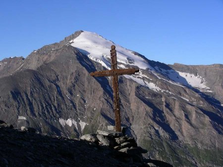 La croix au sommet de la moraine