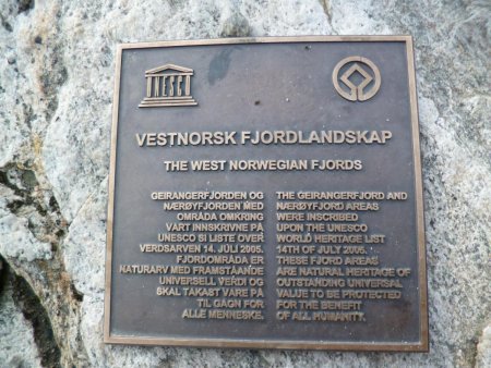 La plaque commémorative de l’inscription à l’UNESCO au sommet voisin du Dalsnibba