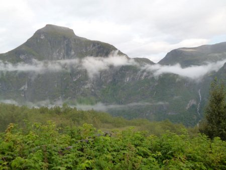 Un des sommets du Geitfjellet, de l’autre côté du fjord