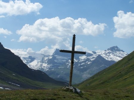 Croix de la fontaine Gaillarde, en arrière plan les Pointes de la Réchasse et du Pelve.