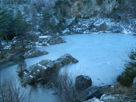 Toujours aux Balayes, le Lac Bleu occupe une ancienne carrière de lauzes.