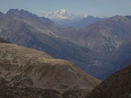 Un regard vers les Aiguilles de l’Argentière et le Mont Blanc.