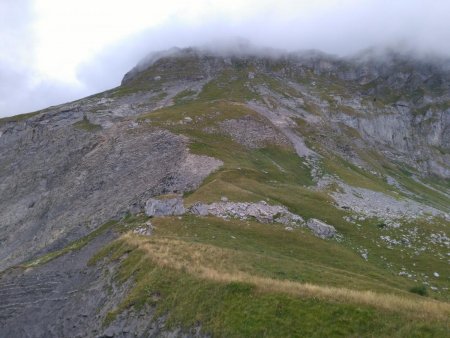 Au Col de Niard, regard en arrière sur la descente du versant Est de la Miaz