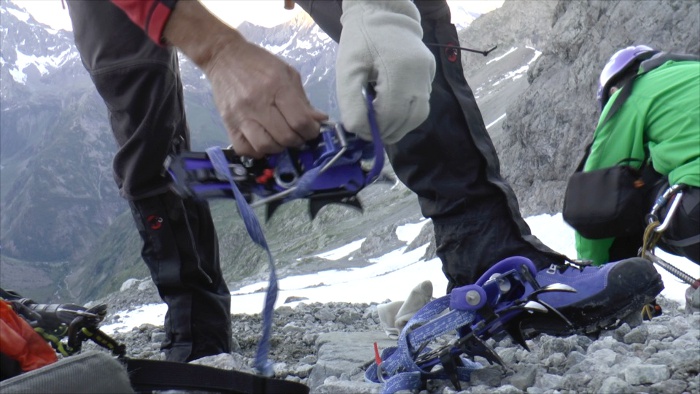 Alpiniste Alpiniste En Crampons Et Tout L'équipement Sur Le