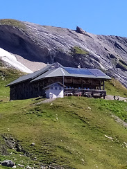 Le refuge du col de la Croix du Bonhomme (2433m)