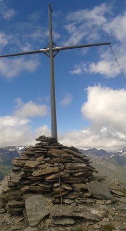 La Croix, au sommet.