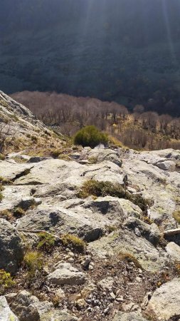 L’un des relais des voies d’escalade que l’on surplombe