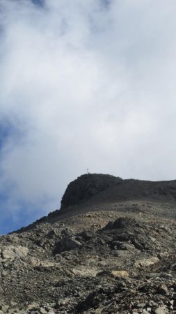 La croix est en vue