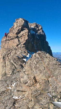 Le fil de l’arête juste sous le sommet