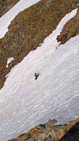 Traversée délicate sur du 40° en neige béton