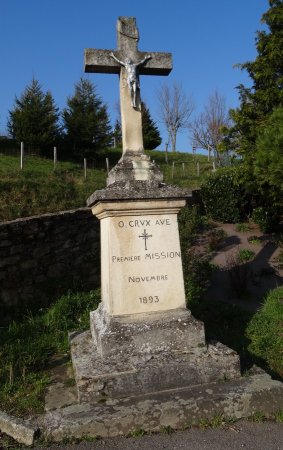 Croix de Mission à la sortie du village.