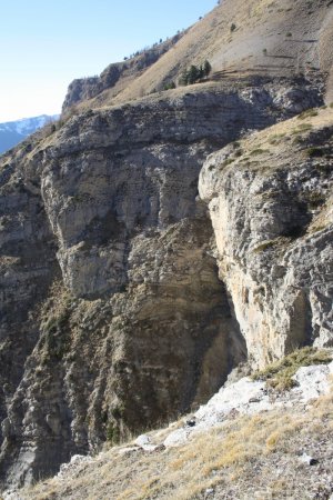 Les falaises desquelles coule la cascade du Pichs