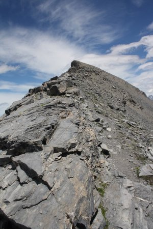 Le cheminement le long de la crête, un peu accidenté mais pas exposé