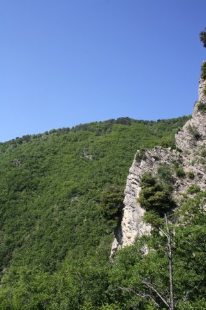 Regard arrière sur cet éperon rocheux. L’arrivée n’est alors plus très loin