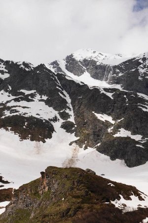 Sur les barres rocheuses du haut, on distingue la fin d’une coulée entre les glaciers de la Martin et de l’Inverneau.