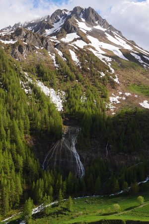 Cascade du Salin et Pointe du Lavachet.