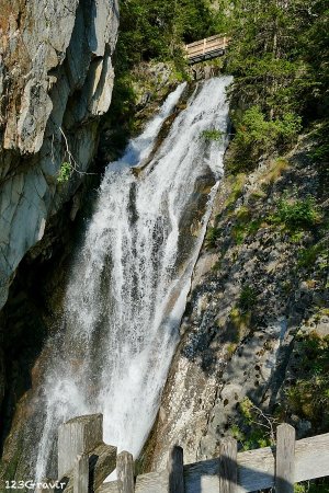 En rive gauche du torrent