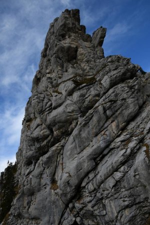 les étranges sculptures de la Dent des Portes