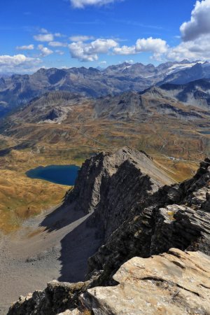 La crête rocheuse au-dessus du Lac Verney