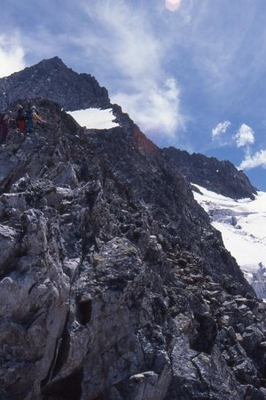 Au col du Bec, il faut maintenant suivre l’arète vers le sud...