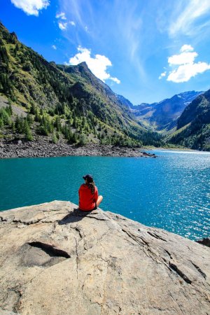 Une pause méritée devant le lac