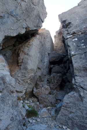 La brèche avec la pierre coincée (une autre !) qui doit permettre d’accéder au sommet