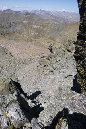 Descente dans les éboulis de la face nord