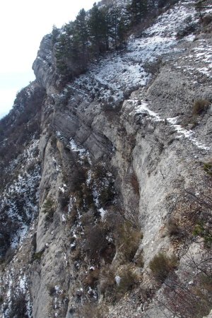 Barres rocheuses que l’on surplombe pour rejoindre le sentier