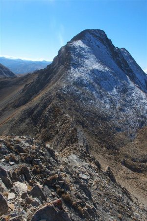 Il faut redescendre vers le col en contournant l’arête par la droite