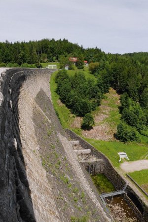 Ce barrage-poids en béton a une hauteur de 65 mètres