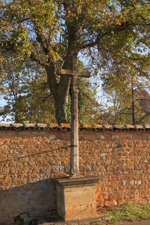 Croix près du Château de Talancé