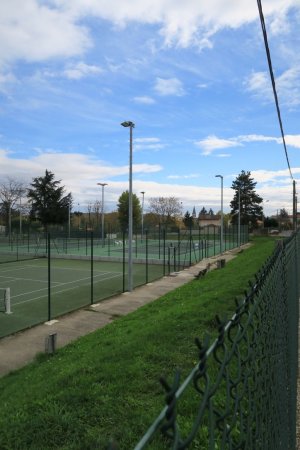 Installations sportives et l’Église de Brignais