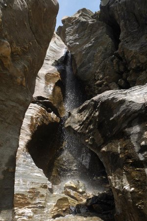 Ruissellement dans les barres rocheuses situées près du torrent issu du glacier du Fond.