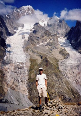 Mon frere Manu devant le Mont Blanc de Courmayeur