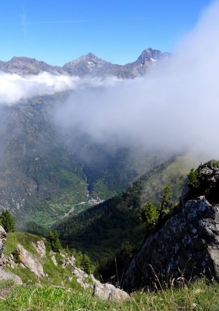 La Chapelle en Valjouffrey 1200 mètres plus bas.