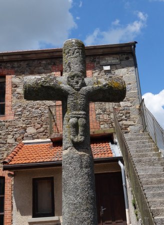 Croix dans le bourg.