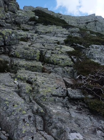 Monter à gauche sur les blocs puis passer de l’autre côté une fois arrivé au bout 