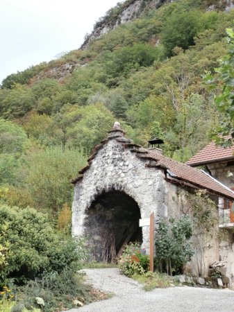 Le sentier passe devant le four à pain.