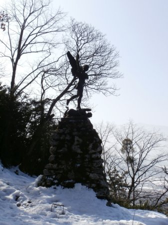 Un peu plus haut, une statue de Saint-Michel terrassant le dragon.
