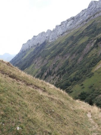 Montée au-dessus du col de la Buffaz, avec vue sur les rochers des Traversiers.