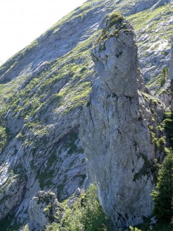 L’aiguille rocheuse, avec les pentes de la pointe de Chauriande au fond.