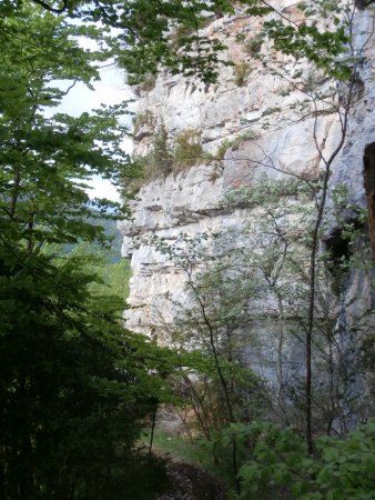 Le passage au pied de la falaise.