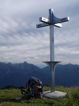 La croix sommitale du crêt des Mouches.